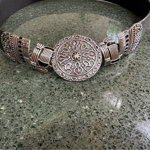 Chico’s Adjustable Leather Medallion Statement Buckle Belt XLarge READ - Picture 7 of 7